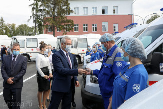 Губернатор Иван Белозерцев вручил ключи работникам скорой помощи от новых специализированных машин 