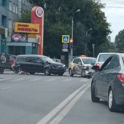 В Пензе на улице Бакунина произошло ДТП с участием такси (фото)