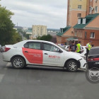 Автомобиль такси спровоцировал серьезный затор в центре Пензы