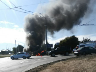 В Пензе на улице Карпинского сгорела машина (фото)