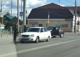 На улице Терновского в Пензе столкнулись две легковушки