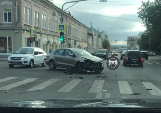 В жесткой аварии в центре Пензы изуродовало иномарку