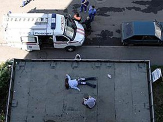 В «Спутнике» бездыханное тело мужчины, вывалившегося с балкона, несколько часов пролежало на козырьке жилого дома