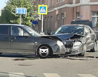 В самом центре Пензы превратились в фарш две легковушки