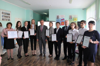 Валерий Лидин передал сертификат на 200 тысяч рублей школе села Богословка