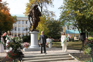 В Пензе торжественно открыли памятник Матери