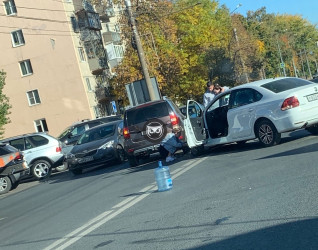 В Пензе улица Суворова встала в пробке из-за аварии с двумя машинами
