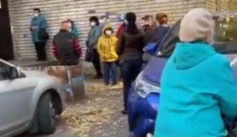 «30 человек стоят на улице». Пензенца возмутила очередь в поликлинику