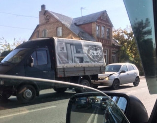 На улице Урицкого в Пензе легковушка впечаталась в фургон