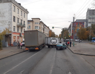На улице Гоголя в Пензе фургон врезался в легковушку