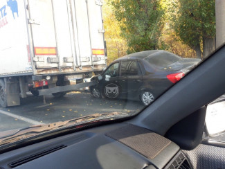 На улице Аустрина в Пензе легковушка влетела под фуру