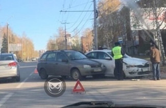 На улице Мира в Пензе угодили в аварию две легковушки
