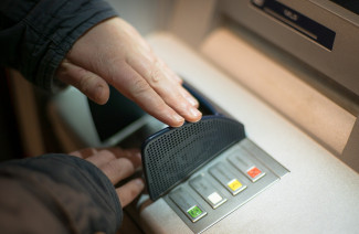В Кузнецке у пенсионера украли банковскую карту в отделении банка