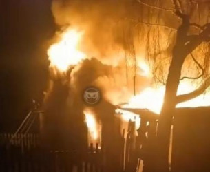 В Пензенской области вспыхнул деревянный дом: пострадал ребенок