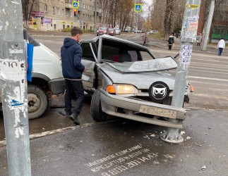 В Пензе, врезавшись в столб, развалилась отечественная легковушка. ФОТО