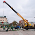 На площади Ленина в Пензе начали установку новогодней елки