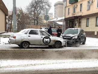 На улице Урицкого в Пензе угодили в аварию две легковушки