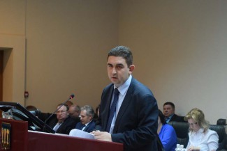 Депутат Сакмаев не видит разницы между департаментом и управлением ЖКХ