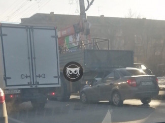 На улице Луначарского в Пензе легковушка влетела под грузовик
