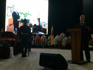 Иван Белозерцев произнес речь на церемонии прощания с Василием Бочкаревым
