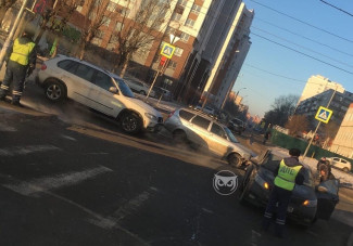 На улице Тернопольской в Пензе угодили в аварию две легковушки