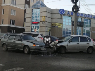На улице Кураева в Пензе лоб в лоб столкнулись две легковушки