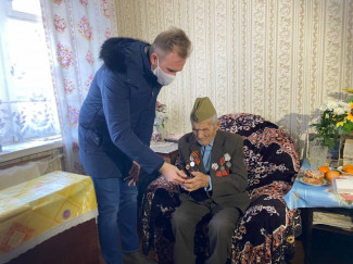 В Пензе волонтеры «Единой России» подарили слуховой аппарат участнику ВОВ