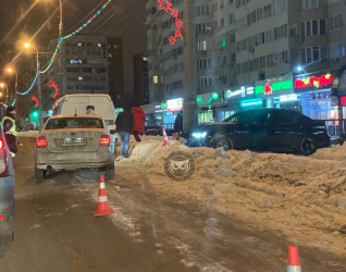 В центре Пензы вылетел с дороги легковой автомобиль