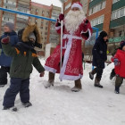 В Пензе к жителям улицы Чаадаева пришли Дед Мороз и Снегурочка