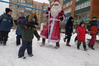 В Пензе к жителям улицы Чаадаева пришли Дед Мороз и Снегурочка
