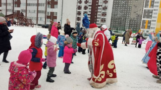 В Пензе для жителей одного из микрорайонов устроили новогодний праздник