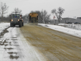 За сутки дороги Пензенского региона убирали от снега 216 спецмашин 