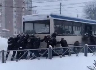 В Пензе сняли на видео пассажиров, толкающих автобус в снегопад