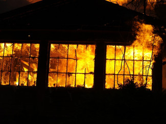 В Пензе пожар в трехквартирном доме тушили 28 человек