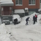 В Пензе соседи вышли вместе чистить парковку от снега