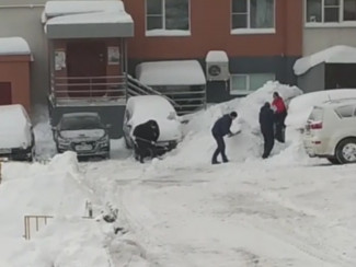 В Пензе соседи вышли вместе чистить парковку от снега