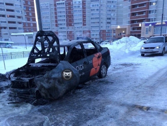 На улице Ладожской в Пензе огонь уничтожил машину такси