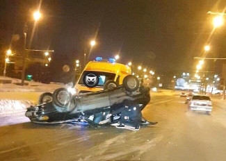 Жесткая авария в Пензе: машина перевернулась на крышу
