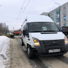 На улице Калинина в Пензе иномарка протаранила микроавтобус. ФОТО