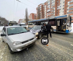 «Перекрыта вся дорога». В Пензе образовалась огромная пробка из-за ДТП