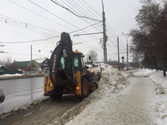 В Пензе вышли расчищать дороги от снега 75 спецмашин