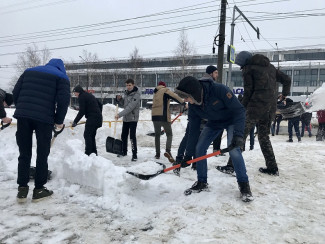Пензенские волонтеры вышли на субботник по уборке снега