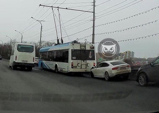 В Пензе легковушка врезалась в троллейбус