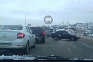 На Измайловском путепроводе в Пензе образовалась серьезная пробка из-за ДТП