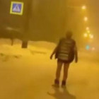 В Пензе на видео попал мужчина, гуляющий по проезжей части в трусах