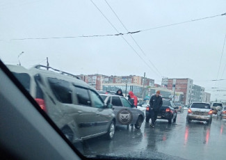 В пензенском микрорайоне Арбеково образовалась гигантская пробка из-за ДТП