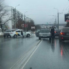 На улице Карпинского в Пензе угодила в аварию машина «Яндекс.Такси»