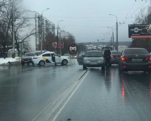 На улице Карпинского в Пензе угодила в аварию машина «Яндекс.Такси»