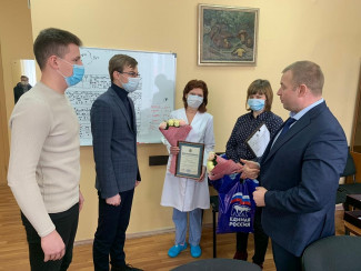 Медикам из «красной зоны» вручили Благодарности парламента Пензенской области