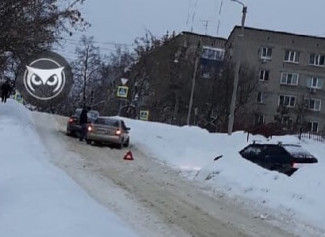 На улице Богданова в Пензе угодили в аварию две легковушки